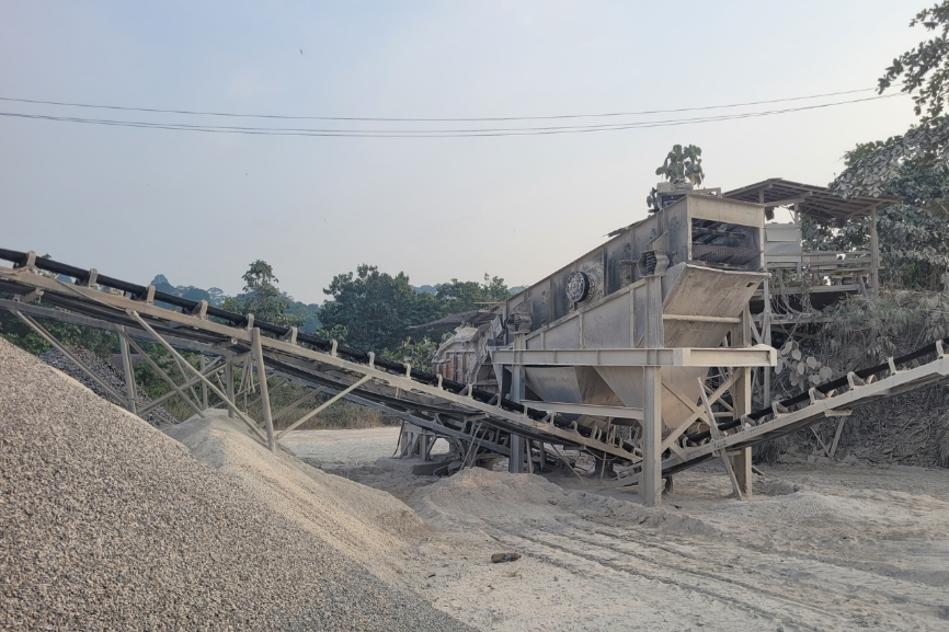 Mesin crusher di area quarry