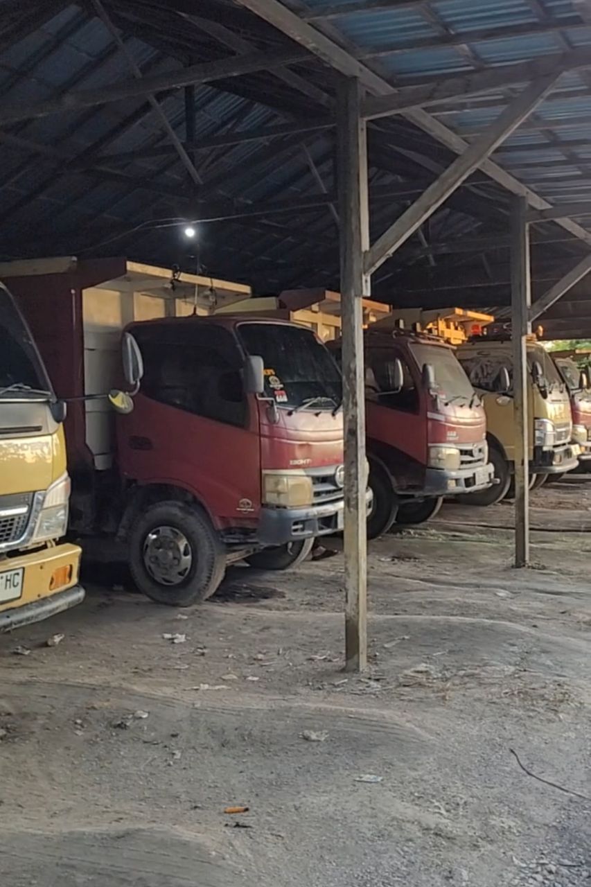 Dump truck mengangkut material